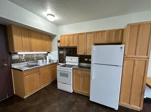 1560 Kanunu St, Unit 1620 in Honolulu, HI - Building Photo - Building Photo