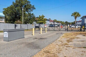 1664 Beach Blvd, Unit 35 in Biloxi, MS - Foto de edificio - Building Photo