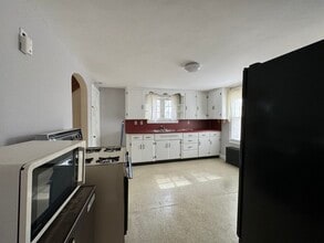 39 Lake Dr in East Hampton, CT - Foto de edificio - Building Photo