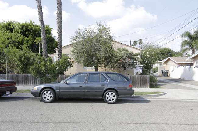 617-621 N Philadelphia St in Anaheim, CA - Foto de edificio - Building Photo