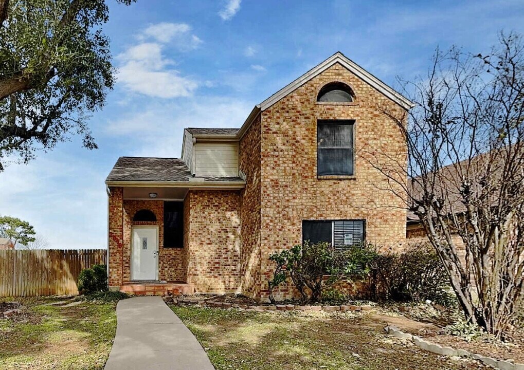2048 Feather Ln in Lewisville, TX - Foto de edificio