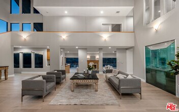 15541 Aqua Verde Dr in Los Angeles, CA - Foto de edificio - Building Photo