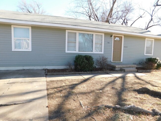 136 S Orchard St in El Dorado, KS - Building Photo - Building Photo