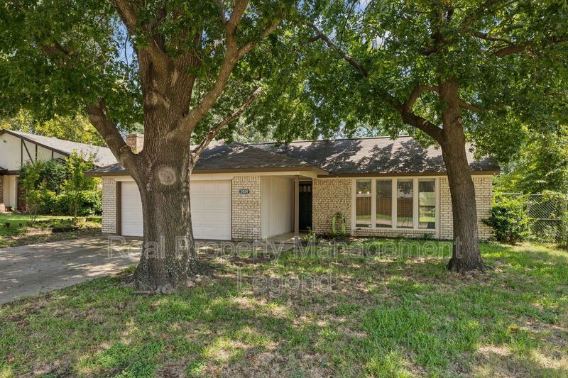 2024 Robinson St in Irving, TX - Building Photo