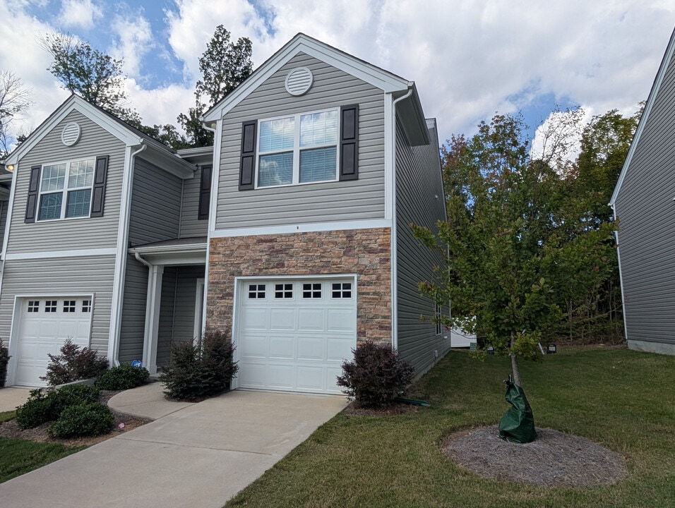 Room in Apartment on North Mills Rd in Charlotte, NC - Building Photo
