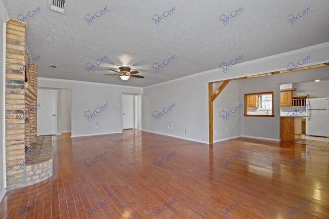 213 Gregory Dr in Desoto, TX - Building Photo - Building Photo