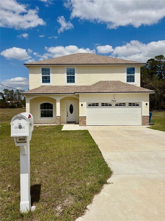 7044 Brickell Ct in Spring Hill, FL - Building Photo