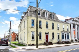 163 N Washington St, Unit 2nd in Gettysburg, PA - Building Photo - Building Photo