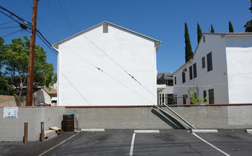 817 W Glenoaks Blvd in Glendale, CA - Building Photo - Building Photo