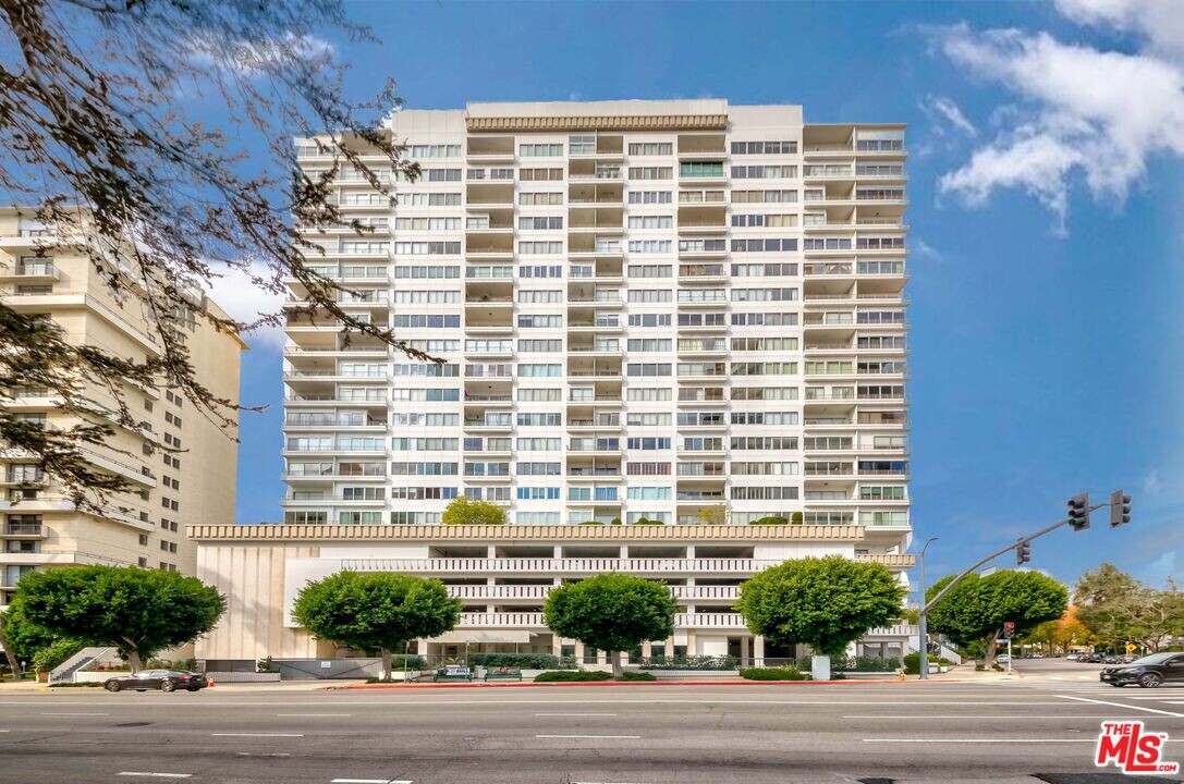 10501 Wilshire Blvd in Los Angeles, CA - Building Photo