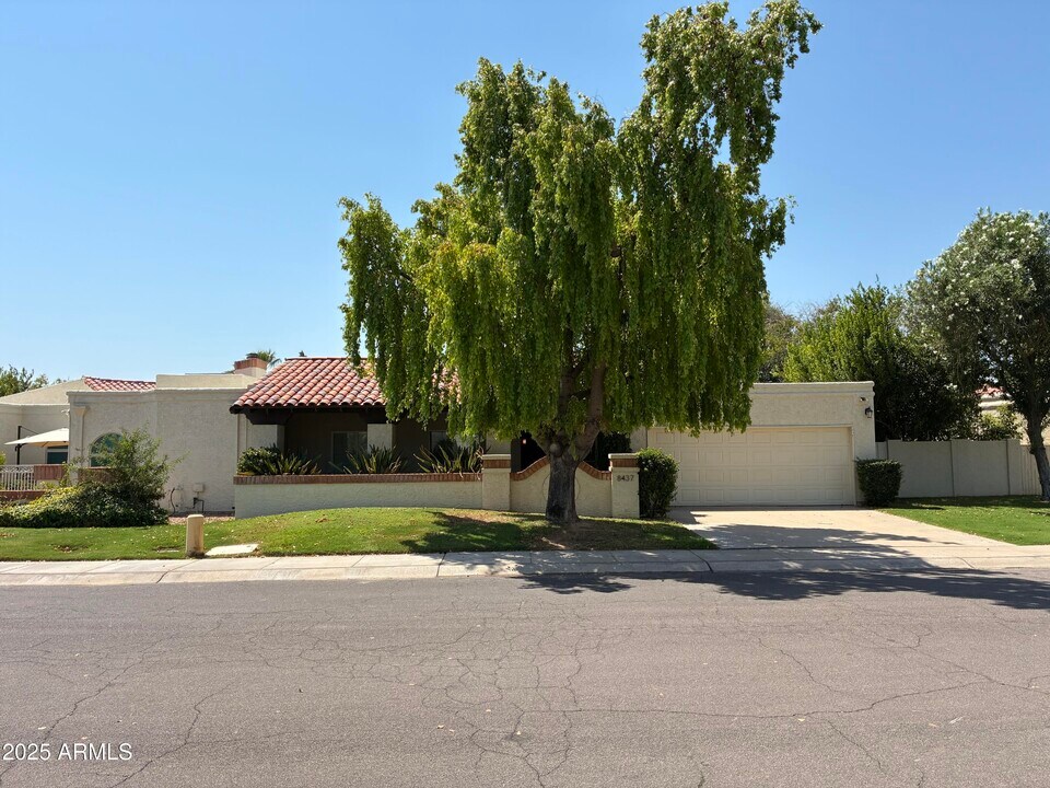 8437 E San Benito Dr in Scottsdale, AZ - Building Photo