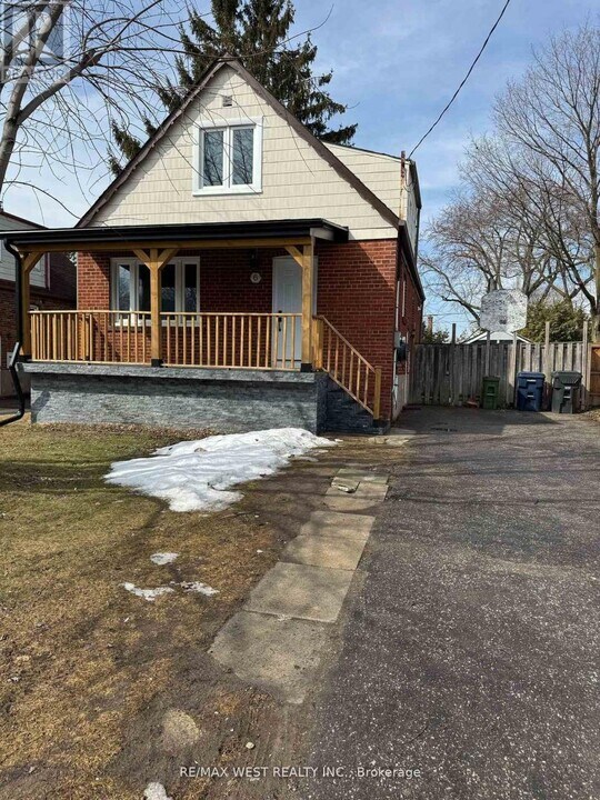 6 Valerie Rd in Toronto, ON - Building Photo