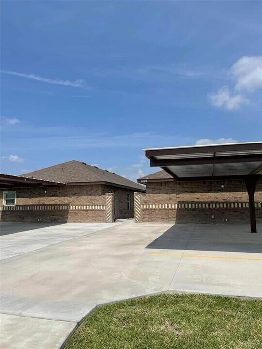 9 W Kohala Ave in Alton, TX - Building Photo