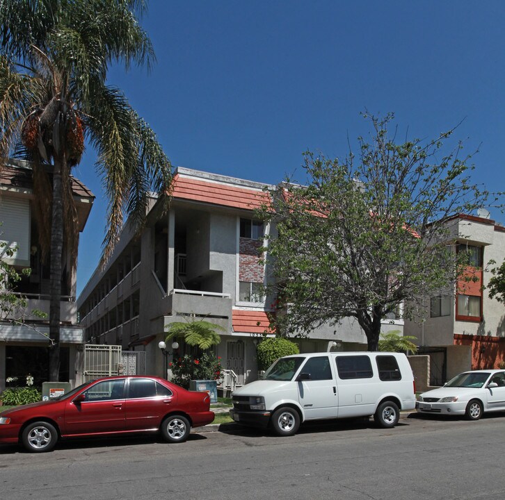 1055 Spazier Ave in Burbank, CA - Building Photo