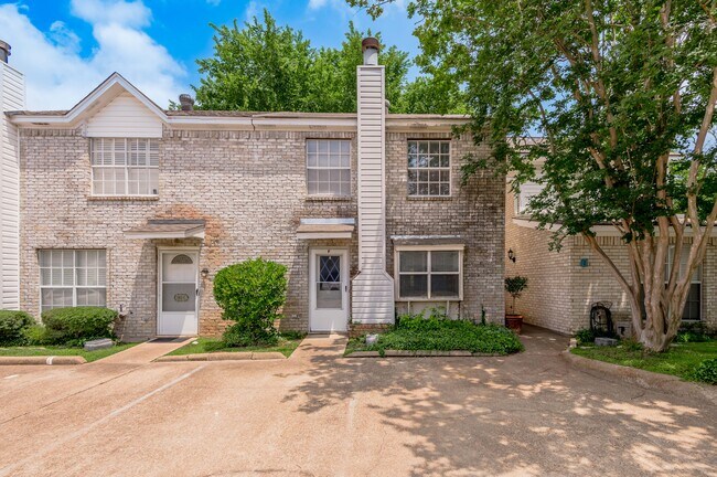 1401 Ave O in Huntsville, TX - Foto de edificio - Building Photo