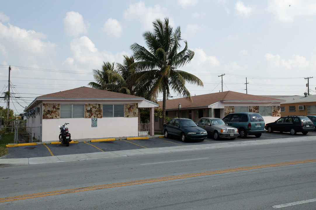 151-165 W 9th St in Hialeah, FL - Foto de edificio