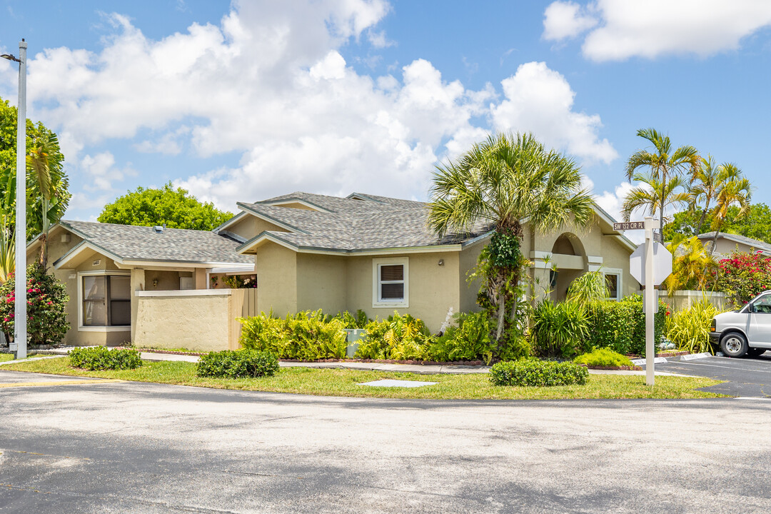 West Wind Lakes in Miami, FL - Building Photo