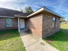 193 Gilmore Rd in Moss Bluff, LA - Building Photo