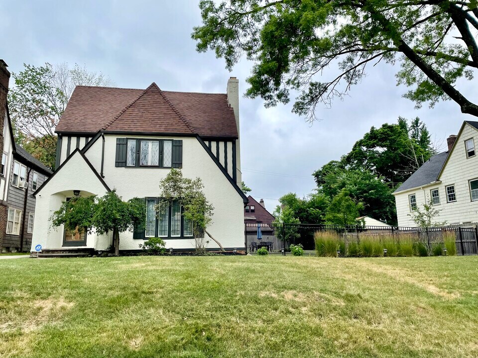 3658 Daleford Rd, Unit 2 in Shaker Heights, OH - Building Photo