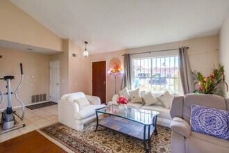 6434 Bullock Dr in San Diego, CA - Foto de edificio - Building Photo