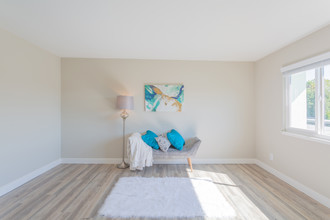 West View Park Apartments in Union City, CA - Building Photo - Interior Photo