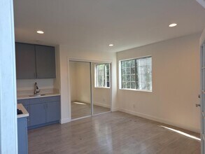 1587 W 35th Pl, Unit Cozy Studio in Los Angeles, CA - Foto de edificio - Building Photo