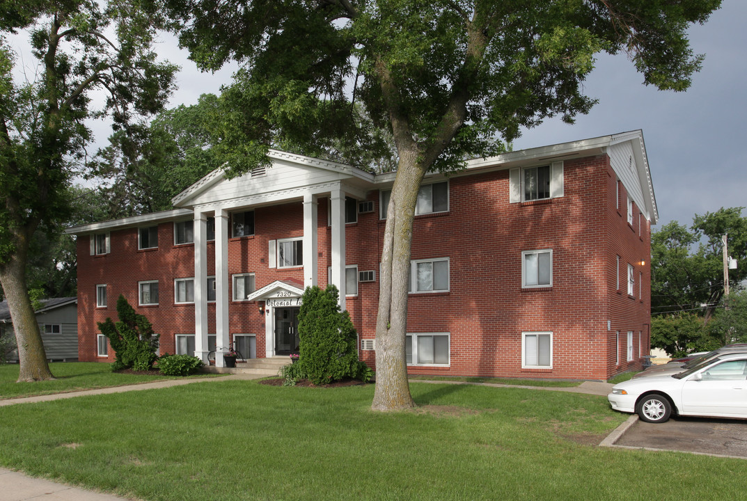 Colonial Twin Apartments in Richfield, MN - Building Photo