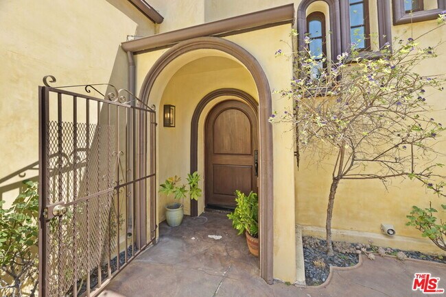 664 S Highland Ave in Los Angeles, CA - Building Photo - Building Photo