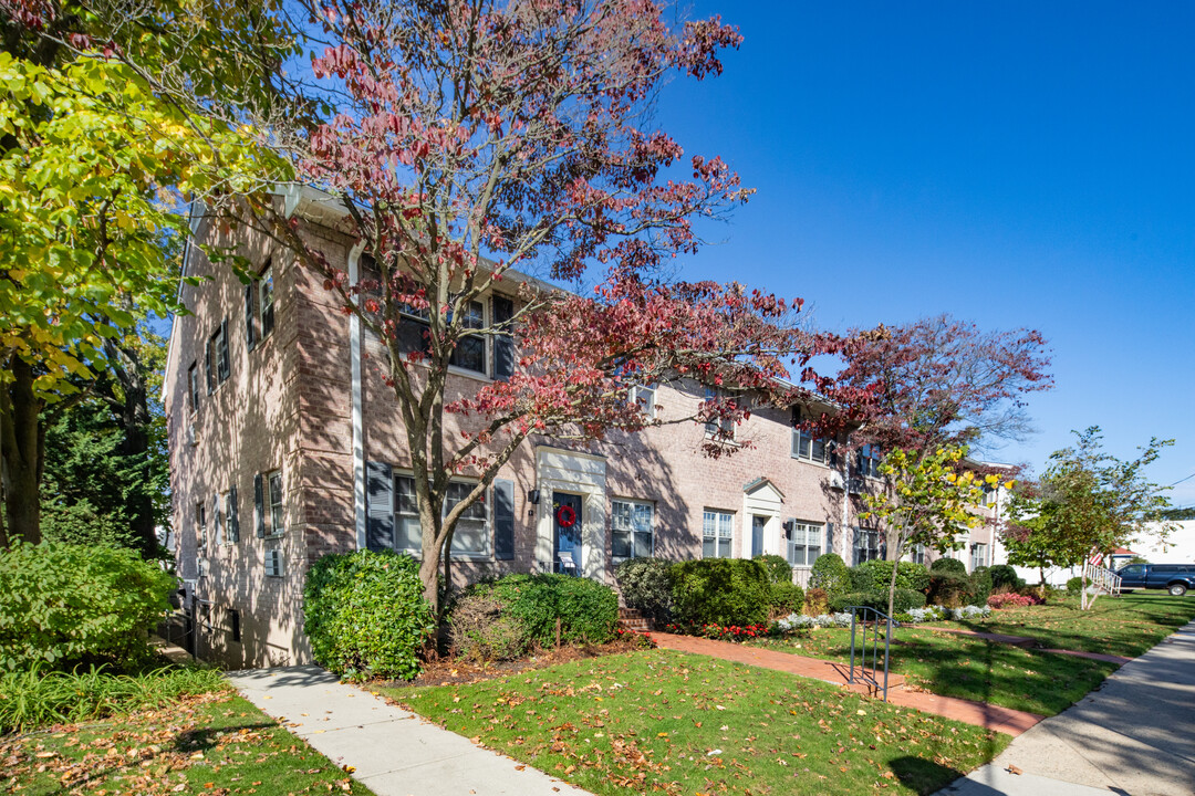 Lewis Place Apartments in Rockville Centre, NY - Building Photo