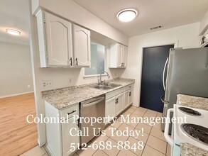 1404 Meadows Dr in Round Rock, TX - Foto de edificio - Building Photo