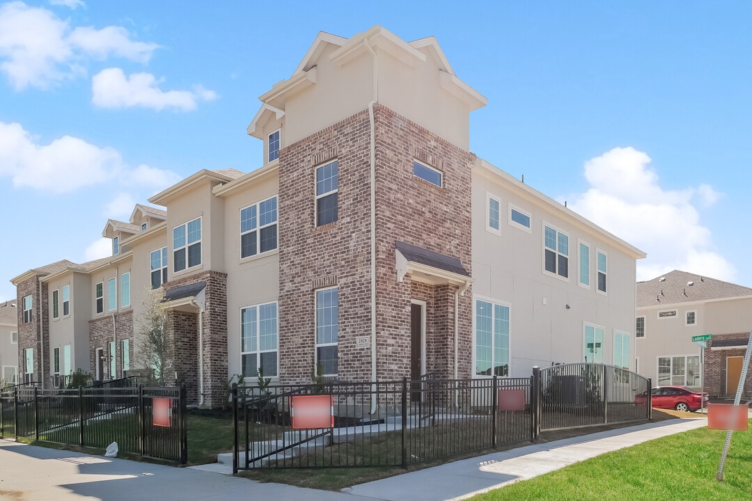 The Residences at Rayzor Ranch in Denton, TX - Foto de edificio
