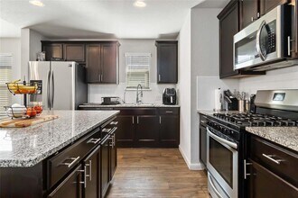 114 Groves Ln in Hutto, TX - Building Photo - Building Photo