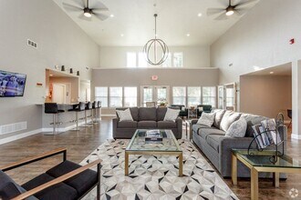 Saddlewood Apartments in Olathe, KS - Foto de edificio - Building Photo