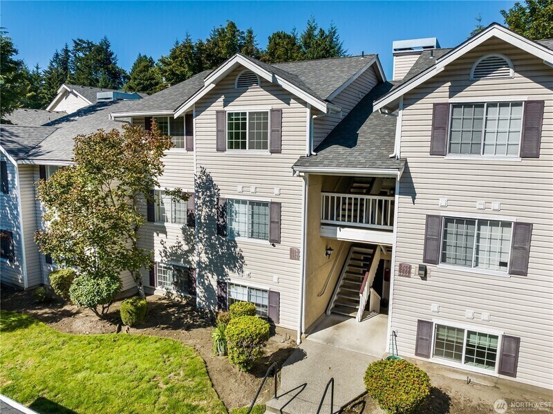 19230 Forest Park Dr NE in Seattle, WA - Building Photo