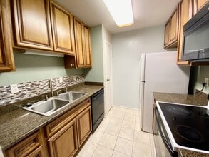7950 N Stadium Dr, Unit 204 in Houston, TX - Building Photo - Building Photo
