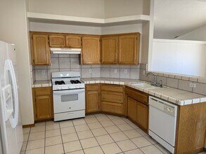 9412 Hickory Ave in Hesperia, CA - Foto de edificio - Building Photo