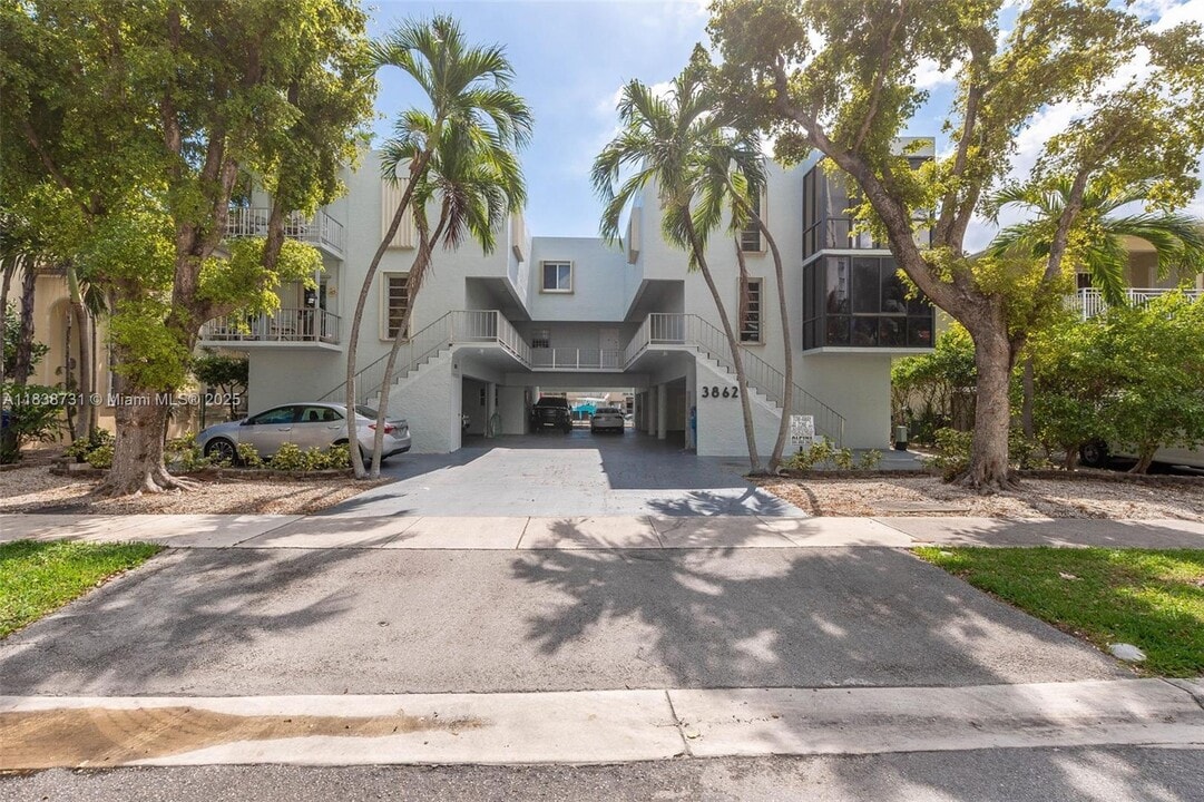 3862 NE 171 St in North Miami Beach, FL - Building Photo