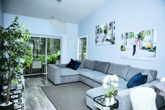 3549 Kings Rd, Unit 102 in Palm Harbor, FL - Foto de edificio - Building Photo