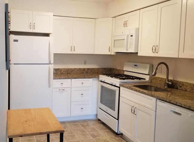 212 Crosswoods Rd in Branford, CT - Building Photo - Building Photo