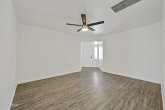 1744 W Glendale Ave in Phoenix, AZ - Foto de edificio - Building Photo