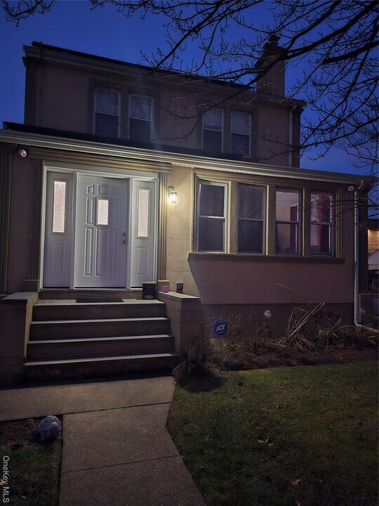 85 Bucknell Rd in Valley Stream, NY - Building Photo