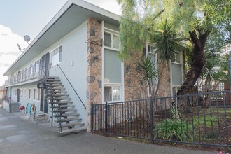 3156 Coolidge Ave in Oakland, CA - Foto de edificio - Building Photo