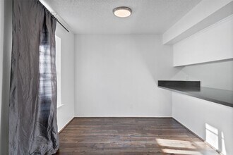 3131 Southwest Fwy in Houston, TX - Building Photo - Building Photo