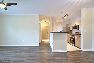 13359 Connor Dr in Centreville, VA - Foto de edificio - Building Photo
