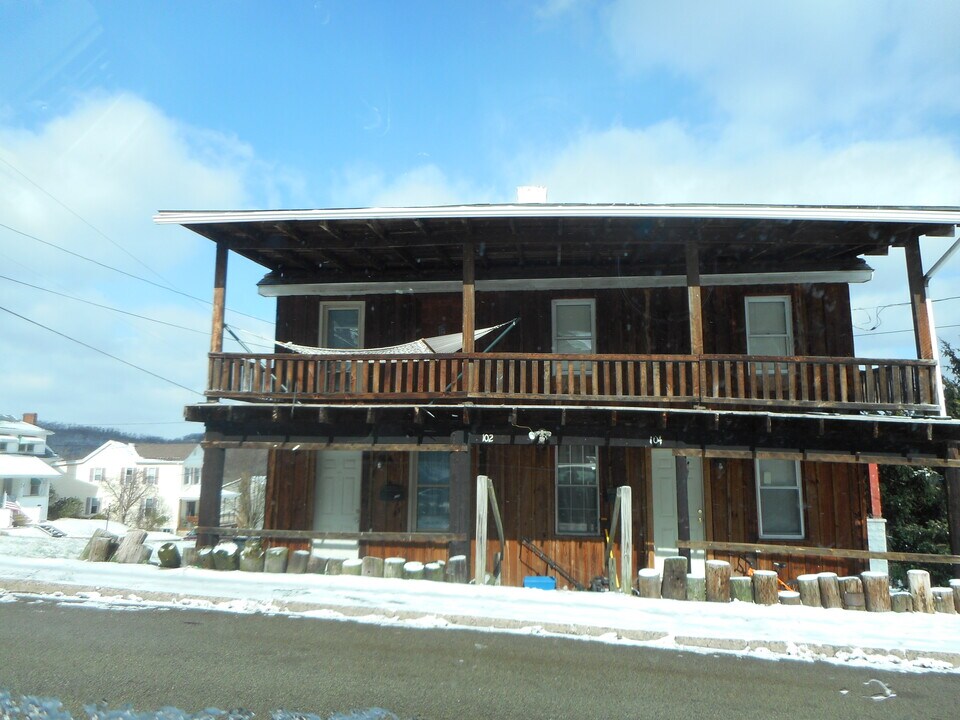 102 5th St in California, PA - Building Photo