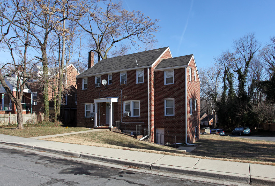 8001 Greenwood Ave in Takoma Park, MD - Foto de edificio