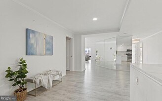 250 S President St in Baltimore, MD - Building Photo