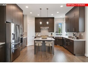 14615 NW Fricke Ln in Portland, OR - Foto de edificio - Building Photo