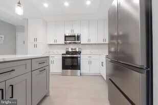 205 Yoakum Pkwy in Alexandria, VA - Building Photo