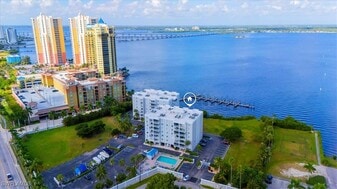 2885 Palm Beach Blvd in Ft. Myers, FL - Building Photo